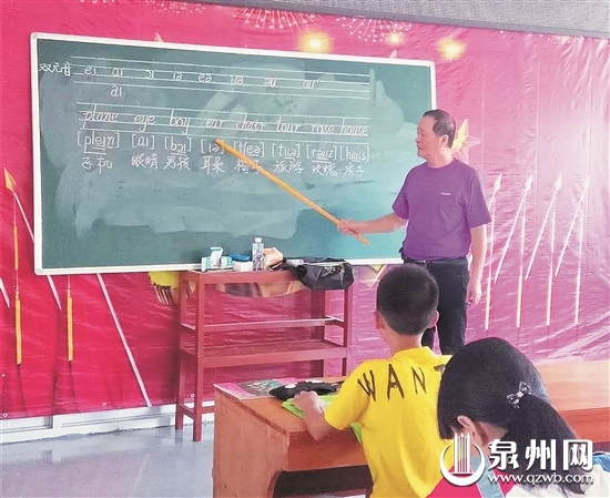 吴伟明在社区组建一个“小升初英语衔接班”