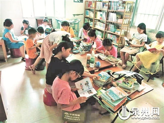 不少孩子前来借书看书