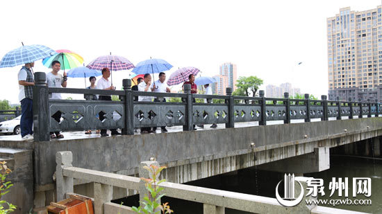 市容市貌观察团观察水体情况 市容市貌观察团观察水体情况