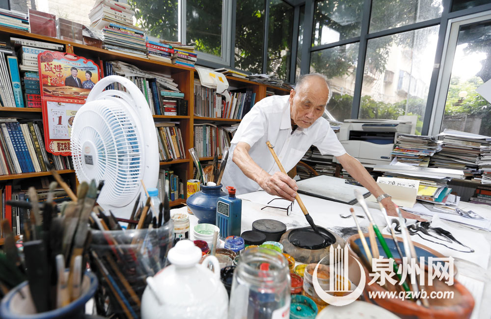 除了绘画，尤育培还每天坚持练习书法。