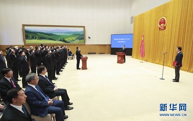 7月8日,国务院在北京中南海举行宪法宣誓仪式。国务院总理李克强监誓。 新华社记者 庞兴雷 摄 7月8日,国务院在北京中南海举行宪法宣誓仪式。国务院总理李克强监誓。 新华社记者 庞兴雷 摄