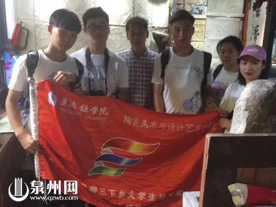 来自江西的学生们参观展览。