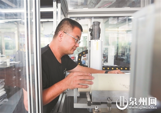 叶谋锦自己研发检测设备，提高产品检测水平。
