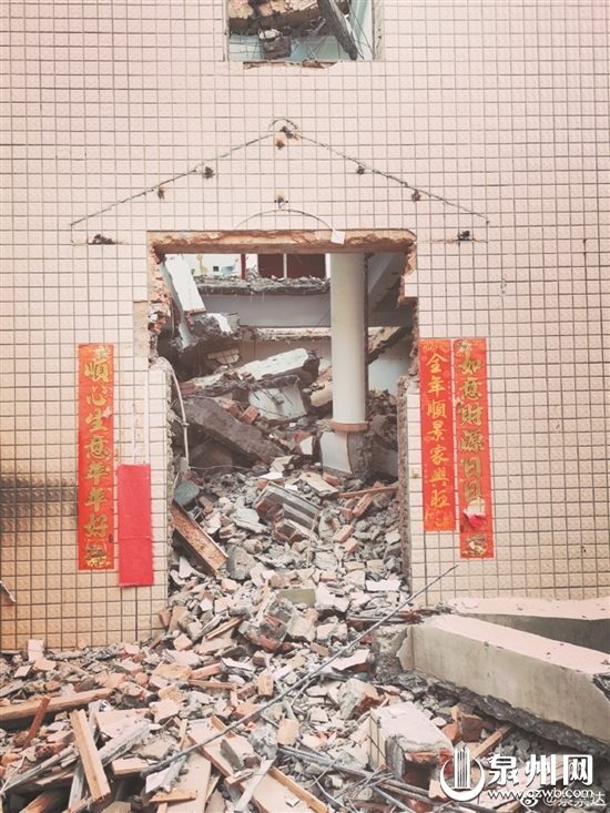 房子将改造成半开放图书馆，向小镇孩子们开放。许多机构和个人寄来书籍。