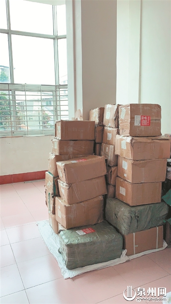 房子将改造成半开放图书馆，向小镇孩子们开放。许多机构和个人寄来书籍。