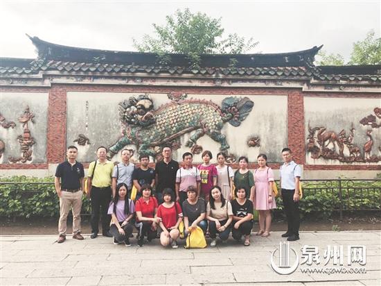 参加活动的人员合影留念