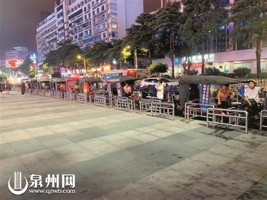 浦西万达广场外,改装的电动三轮车排长队候客。 浦西万达广场外,改装的电动三轮车排长队候客。