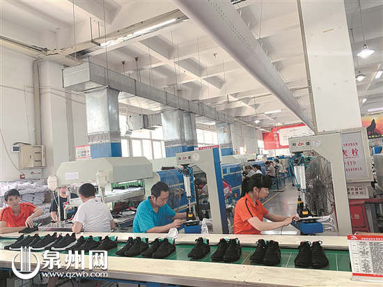 我市一企业生产车间自动化流水线 （黄文珍 摄）