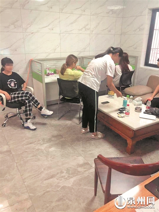 公寓内查获7女1男