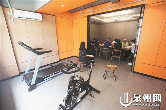 还配有健身聚会区 还配有健身聚会区