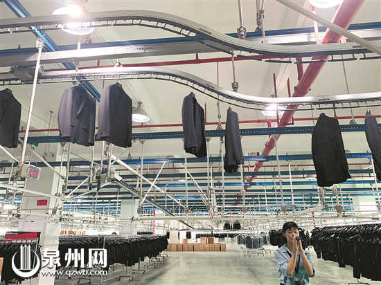 西装套装配对车间内轨道四通八达