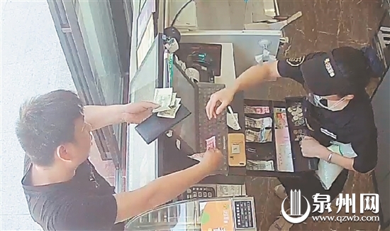 嫌疑人一手零钞一手百元钞绕晕店员