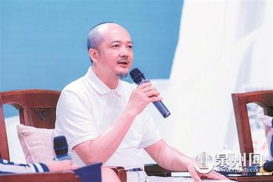 白明,清华大学美术学院陶瓷艺术系主任、美术馆执行副馆长,中国美术家协会陶瓷艺术委员会秘书长,近期来泉州参加活动。 白明,清华大学美术学院陶瓷艺术系主任、美术馆执行副馆长,中国美术家协会陶瓷艺术委员会秘书长,近期来泉州参加活动。