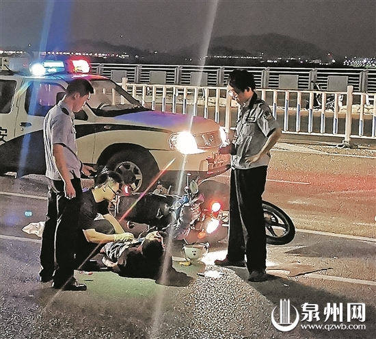 医护人员正在抢救伤者 （读者陈先生供图）