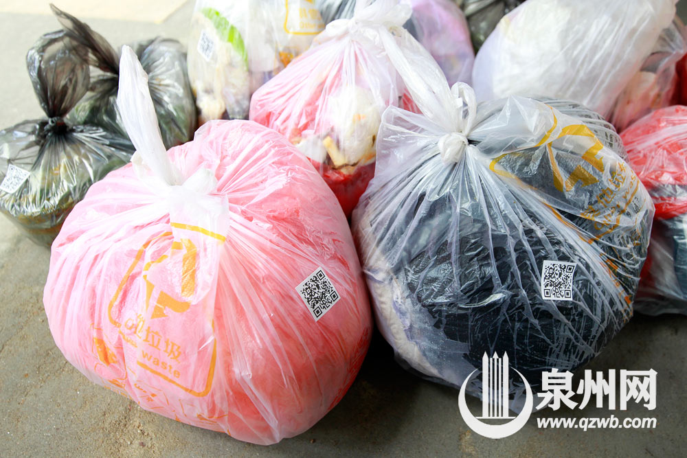 2、到物业领取二维码，贴在垃圾袋上。