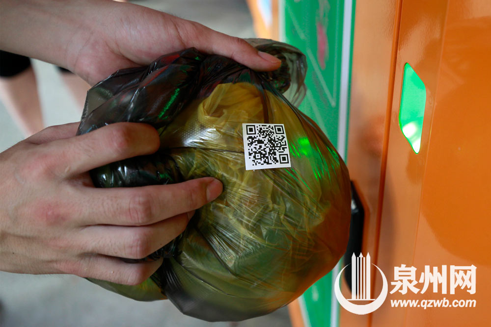 4、在智能垃圾分类设备前面，扫描二维码。