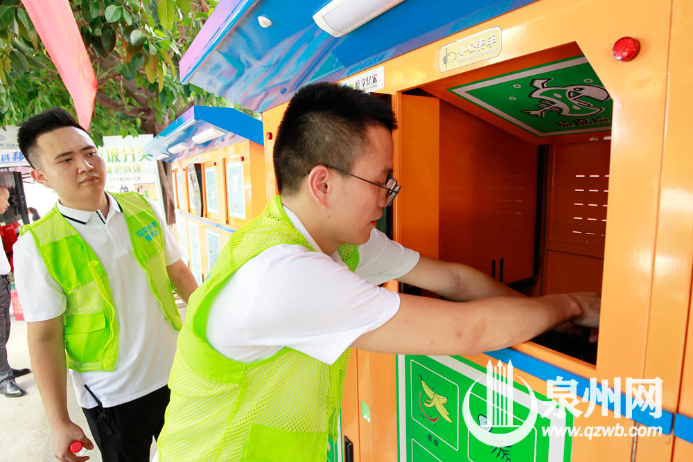 5、将符合种类的垃圾扔到特定的垃圾箱。