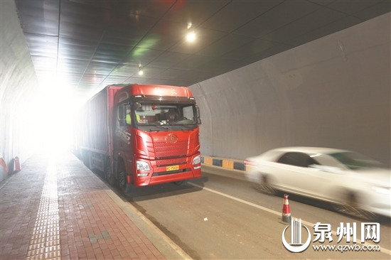 泉州市区通港街:大货车隧道内“乘凉”? 泉州市区通港街:大货车隧道内“乘凉”?
