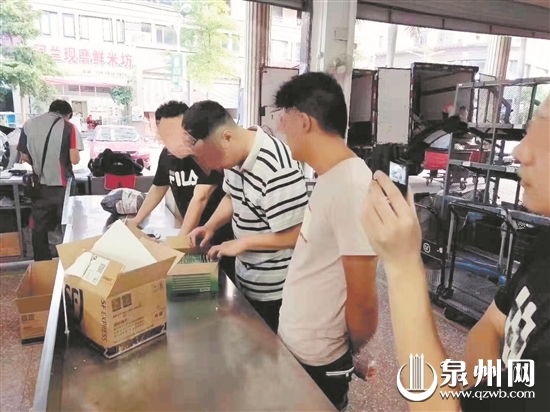 办案人员清点止咳水