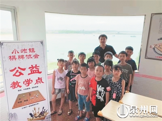 黄跃山在老家自建房里开公益培训班，盼孩子们以棋启智。