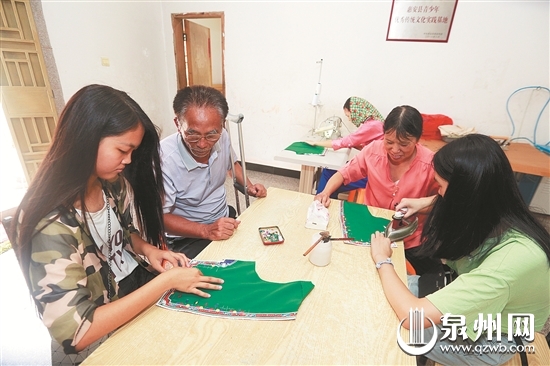 康复顺教年轻人制作惠女服饰