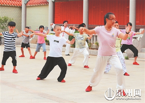 孩子们在东岭镇彭城村实践基地学习太极拳（康伟宏 摄）
