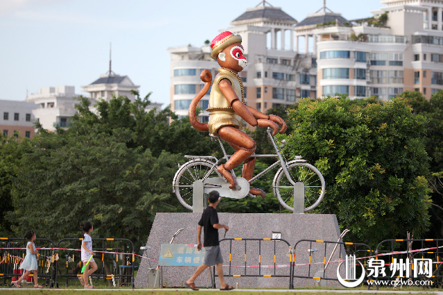 《巡猴》雕塑落户笋江园 《巡猴》雕塑落户笋江园