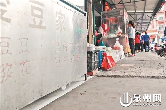 店家根据要求在白线内经营 店家根据要求在白线内经营