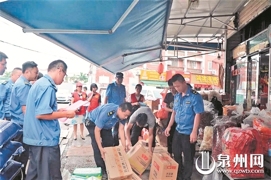 执法人员协助商家将货物搬入店中 执法人员协助商家将货物搬入店中