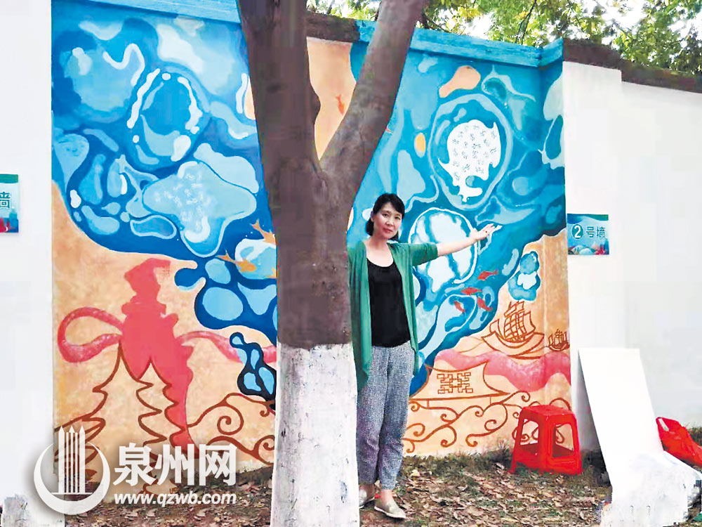 树、人、墙绘和谐地处于一个画面中。