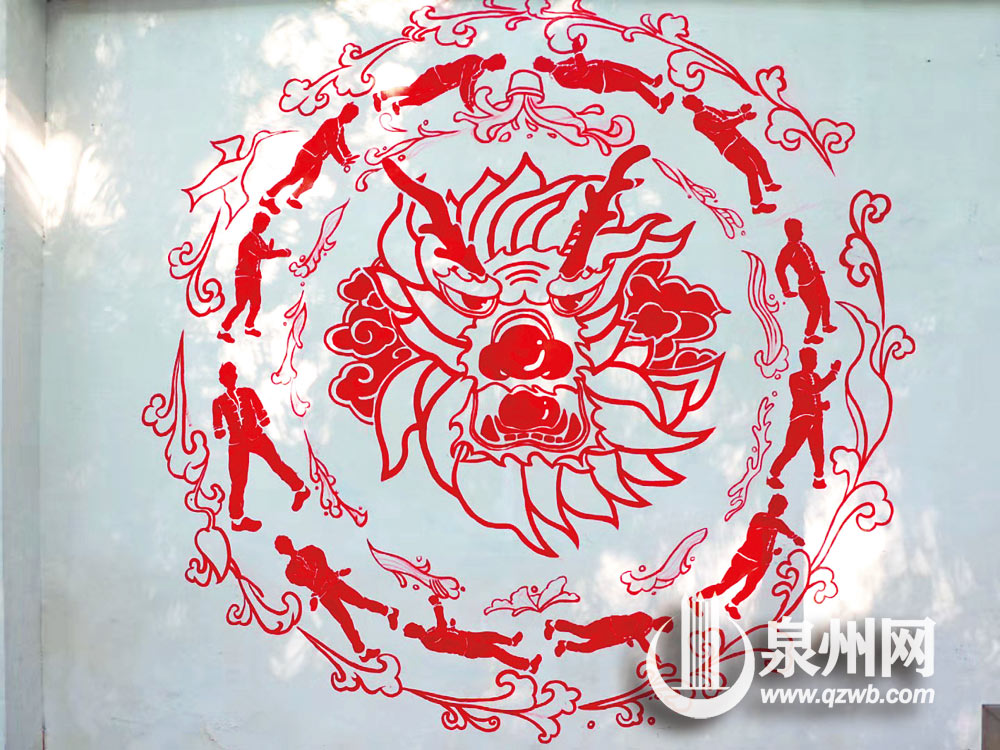 剪纸元素融入作品中，表现两岸都是龙的传人。