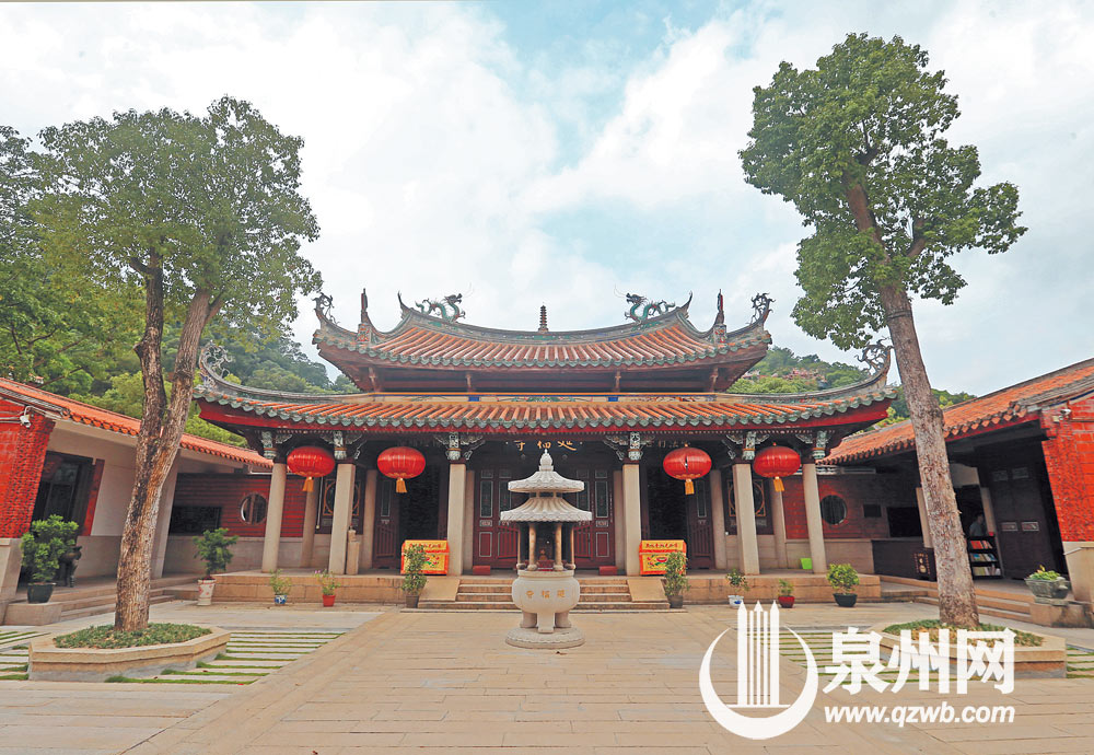 在延福寺前的桥上原有御影石一块，今已无踪。