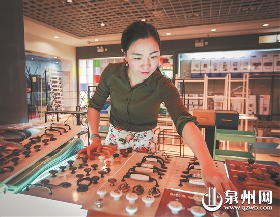 赖水清正在查看新生产的家具产品