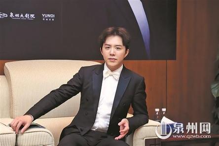  李云迪，享誉世界的中国钢琴家，曾是肖邦国际钢琴比赛史上最年轻的冠军和评委，有着“21世纪肖邦”等美誉。近日李云迪奏鸣曲2019世界巡回钢琴独奏音乐会在泉州举行，李云迪被泉州大剧院授予首位“荣誉艺术家”。