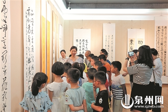 书法展吸引许多参观者
