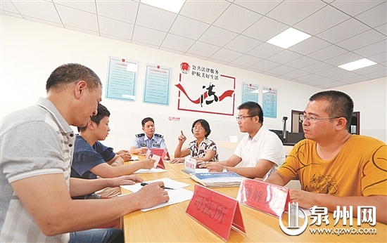 铭湖社区“民情疏解驿站”的公共法律服务中心，司法所、派出所、律师事务所的调解员正在调处群众反映的矛盾纠纷