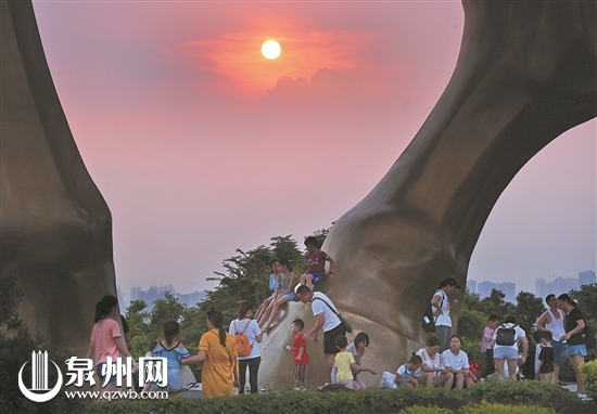 在落日余晖下,告别了一天的炎热,不少市民选择到大坪山上避暑纳凉。 在落日余晖下,告别了一天的炎热,不少市民选择到大坪山上避暑纳凉。