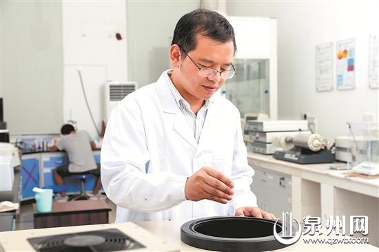 　　陈江枫带领团队研发出国际先进的壳聚糖生物抗菌技术，开辟了新的市场“蓝海”。 （吴宗宝 庄惠红 摄）