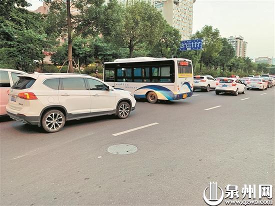 在东涂街与刺桐路路口，一辆公交车连续跨过两个车道，强行左转。  