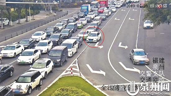 交警通过监控抓拍变道加塞车辆（划圈处）   