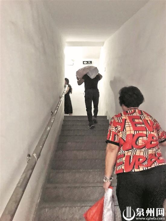 对于搬重物和上了年纪的业主而言，爬楼梯很吃力。  