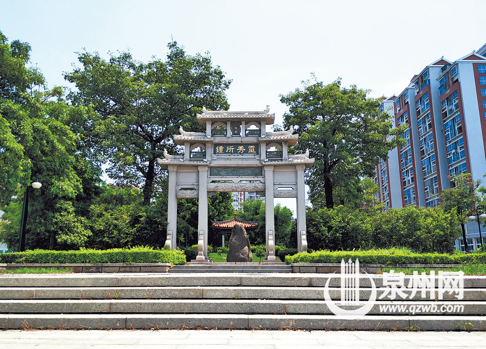 古时南安文庙前挹紫帽山，后负双阳山，探胜挹秀。如今在南安文庙遗址附近，亦有“灵秀所钟”石牌坊。