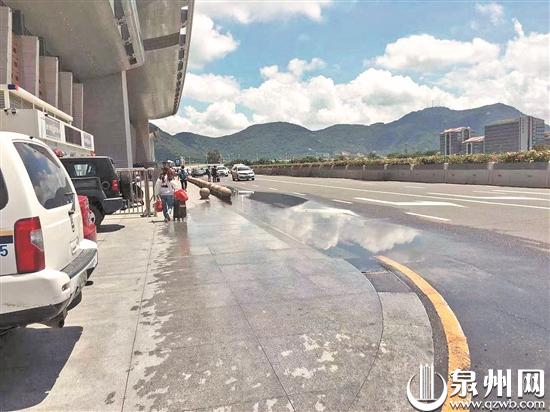 二楼出发层连接枢纽站路段常积水,雨天时乘客常被雨淋。 二楼出发层连接枢纽站路段常积水,雨天时乘客常被雨淋。