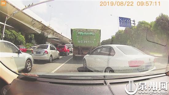 直行车辆遭遇右侧车道的白色小车加塞