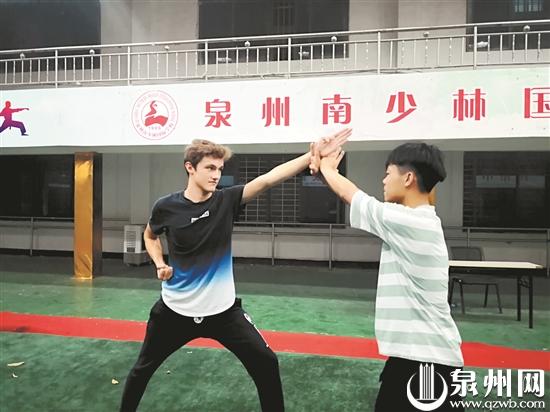 Wiktor Sadkowski在学习武术 (受访者供图) Wiktor Sadkowski在学习武术 (受访者供图)