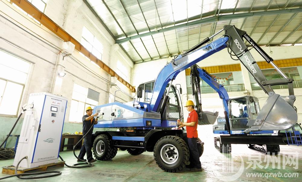 国内首台电动轮式挖掘机在泉诞生  