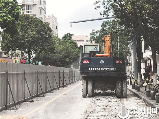 因施工封闭一个车道,交警采取临时管制。 因施工封闭一个车道,交警采取临时管制。