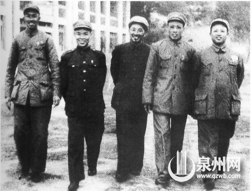 叶飞(左三)、刘培善(左一)进军泉州前与韦国清(左二)、陈铁军(左四)、陈超寰合影 叶飞(左三)、刘培善(左一)进军泉州前与韦国清(左二)、陈铁军(左四)、陈超寰合影