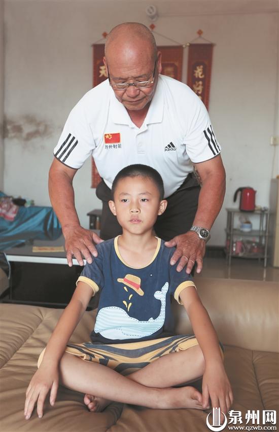 爷爷喉顶钢枪孙子手拉汽车祖孙同练排打硬气功传承非遗