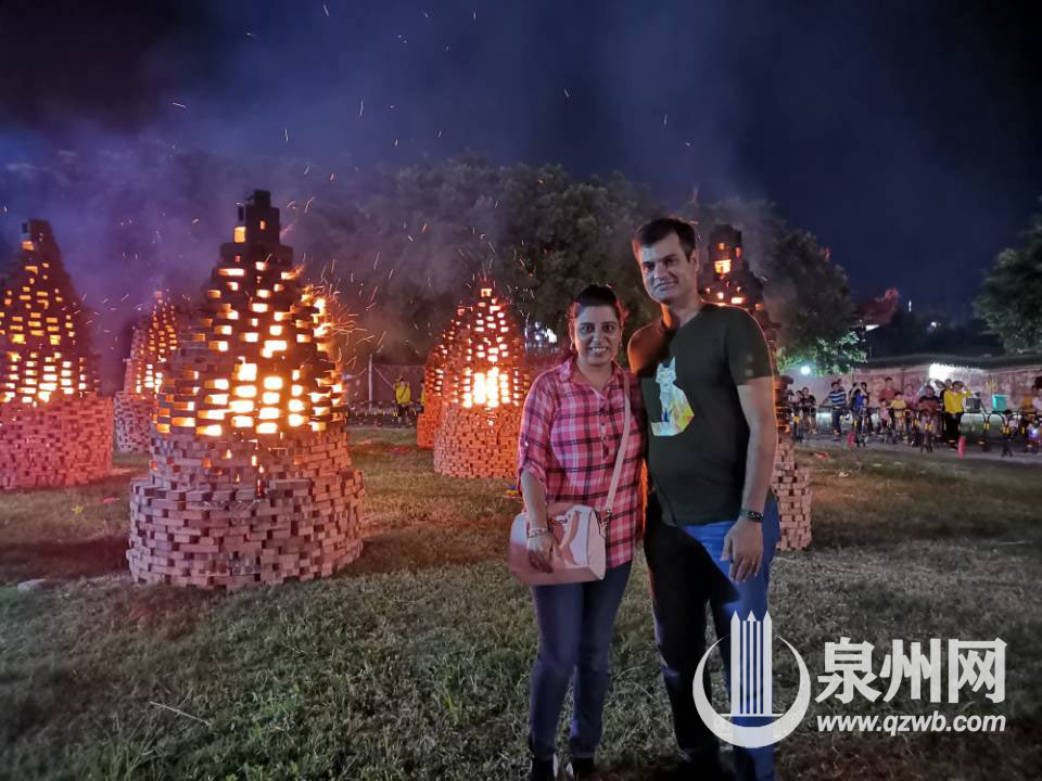 印度的阿杰和妻子邓莎第一次参加烧塔仔活动 